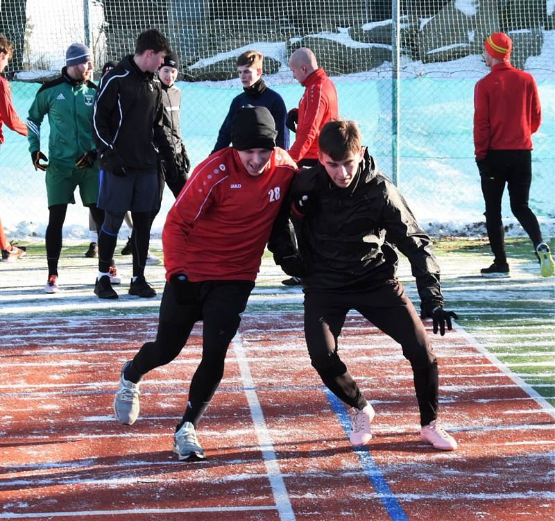 Fotbalisté Junioru Strakonice tráví zimní soustředění ve Lhotě nad Rohanovem.