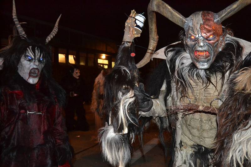 V plné parádě se předvedli Krampus Čerti ze severu, z Prahy, Tábora, Vodňan, skupina Čerti.cz a z Amstettner Hoh'n Teufe'n.