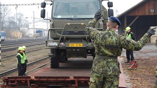 Vojáci nakládali techniku na třech stanovištích. Na snímku nakládají kolovou techniku z boční rampy na vagón. Na zbylých dvou stanovištích nakládali z čelních ramp kolovou i pásovou techniku.