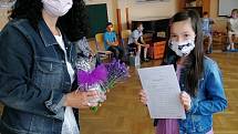 V Radomyšli ukončili žáci místní základní školy docházku už ve čtvrtek 25. června.