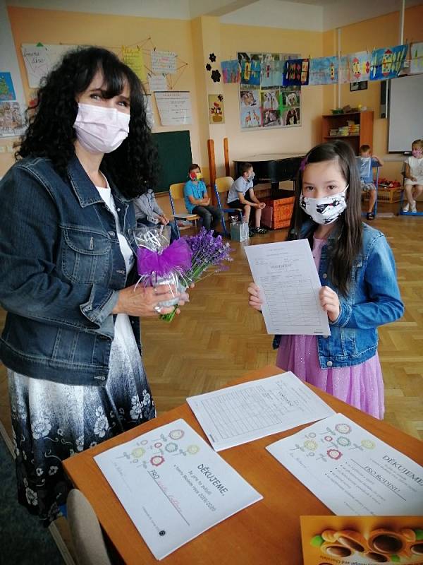 V Radomyšli ukončili žáci místní základní školy docházku už ve čtvrtek 25. června.