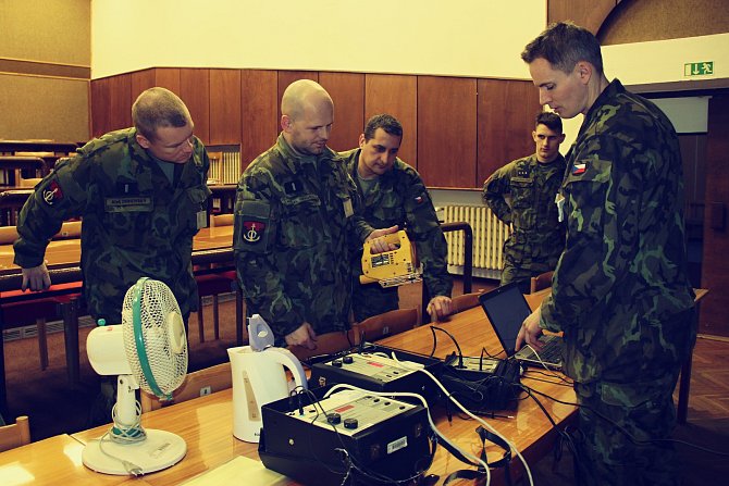 Obrazem: Strakonice - Vojáci při práci ke zkouškám.