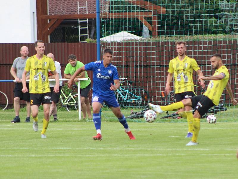 Fotbalová divize: Otava Katovice - Robstav Přeštice 1:2 (0:0).