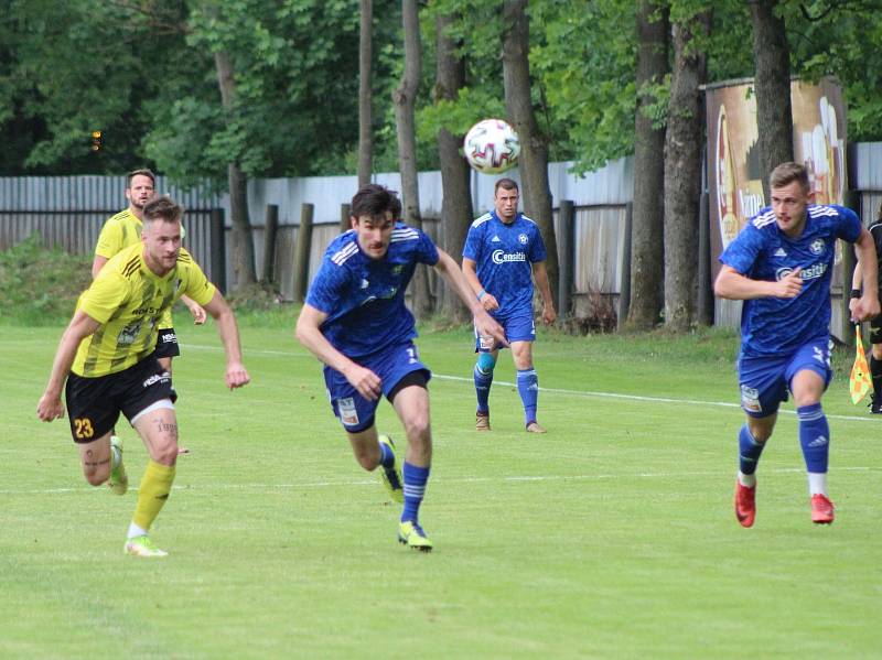 Fotbalová divize: Otava Katovice - Robstav Přeštice 1:2 (0:0).