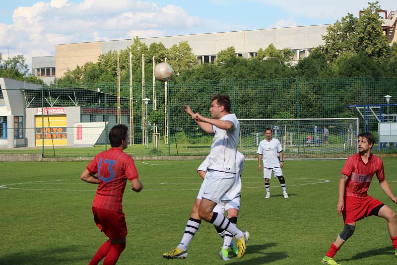 Hokejisté HC Strakonice (červené dresy) si na závěr letní přípravy zahráli fotbálek proti Sokolu Cehnice (1:5).