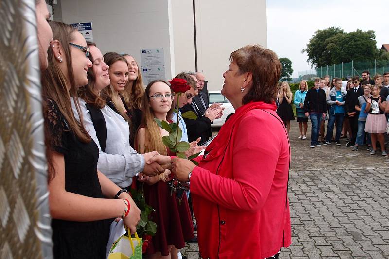 V pátek si žáci převzali vysvědčení za své snažení ve školním roce a tím se jim uzavřel další rok v jejich studiu.