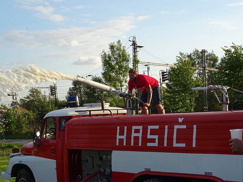 V rámci projektu Oranžového roku 2017 uspořádali dobrovolní hasiči ve spolupráci s obcí Číčenice posezení s hasiči.