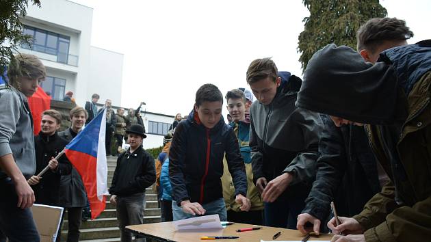 Studenti z Vyšší odborné a Střední průmyslové školy ve Volyni při akci Vyjdi ven!