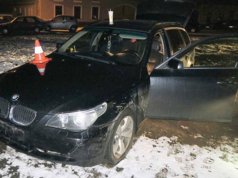 Řidič na Strakonicku ujížděl policejní hlídce. Měl zákaz řízení a v autě drogy.