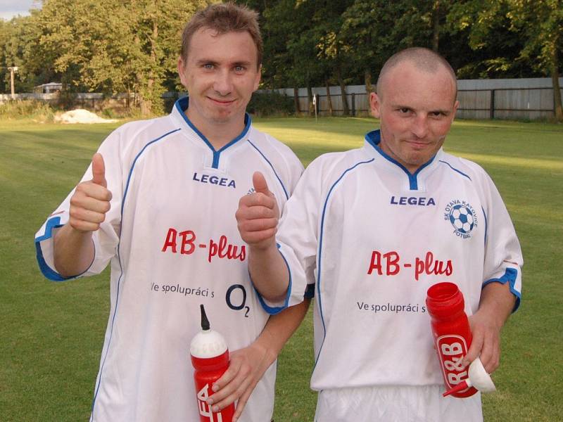 Jsme první! Útočník Jan Strnad a záložník Petr Janus (zleva) ukazují, na jaké příčce Katovice přezimují.