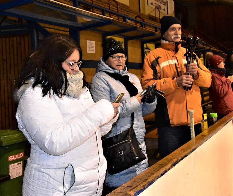 Týden hokeje Strakonice 24. ledna zaplnil Křemelku dětmi.