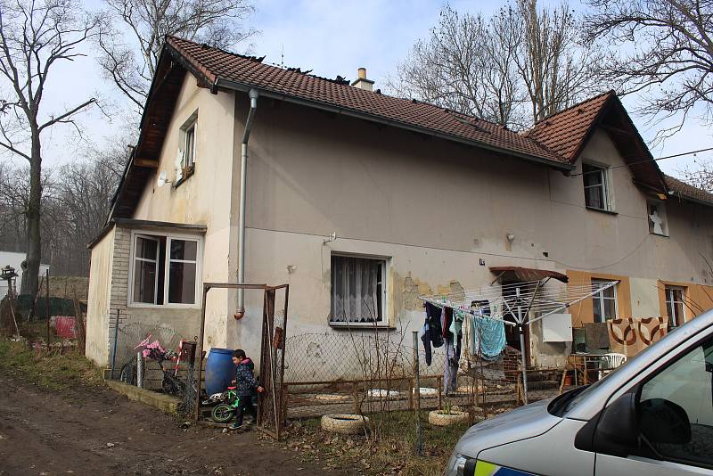 Prohořelá střecha, všudypřítomný pach spáleniště prolitého vodu. Místo úterního požáru ve Strakonicích.