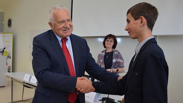 President Václav Klaus přijal pozvání od studenta Tomáše Pikla a přijel besedovat se žáky Základní školy a Gymnázia ve Vodňanech.