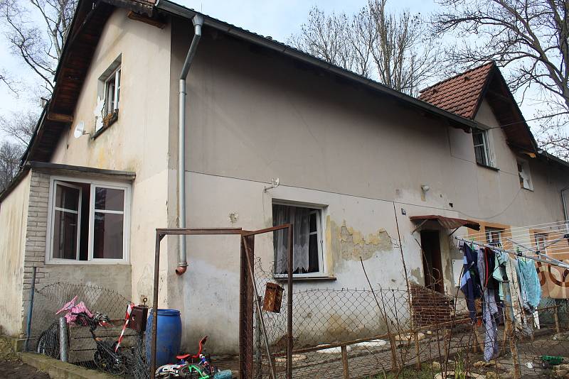 Prohořelá střecha, všudypřítomný pach spáleniště prolitého vodu. Místo úterního požáru ve Strakonicích.