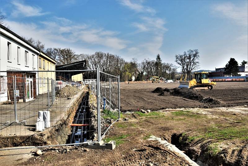 Rekonstrukce Křemelky rychle pokračuje, ve středu již byla plocha připravena na zasetí trávy.