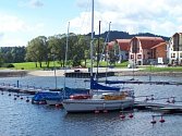 Mezi nejvyhledávanější cíle turistů v jižních Čechách patří Lipenská přehrada. Rekreační areál Marina Lipno má svůj vlastní přístav, nabízí půjčení lodí a dokonce i výukové programy.