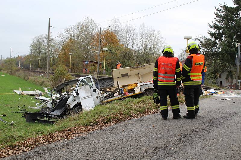 Na železničním přejezdu v Sudoměři na Strakonicku se srazila v pátek 11. listopadu dodávka s vlakem.