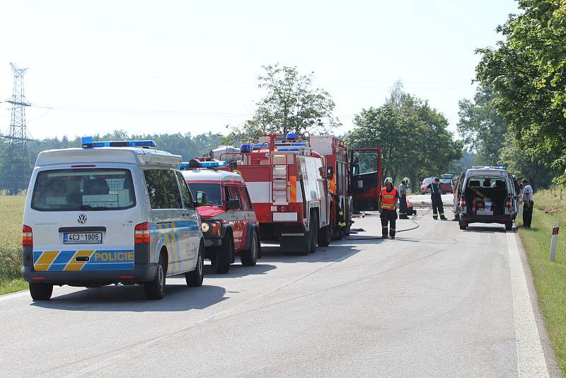 Tragická nehoda se stala dnes 19. června 2019 ráno u Libějovic na Vodňansku. Řidič kamionu z dosud neznámých příčin havaroval a v kamionu uhořel.