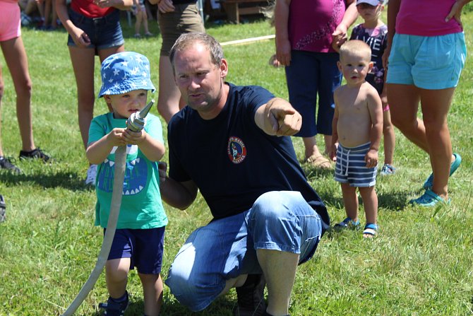 Letní den zpestřily v Hošticích u Volyně soutěže pro děti i návštěva profesionálních hasičů a vojáků.