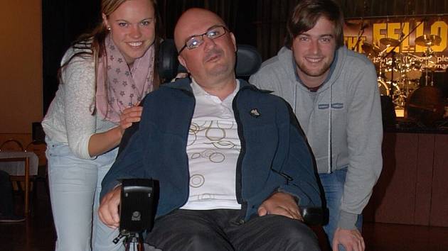 Veronika Pavlová, Petr Hess a Michael Pavlis z Vodňan, který pomáhal se zprovozněním webových stránek o ALS.