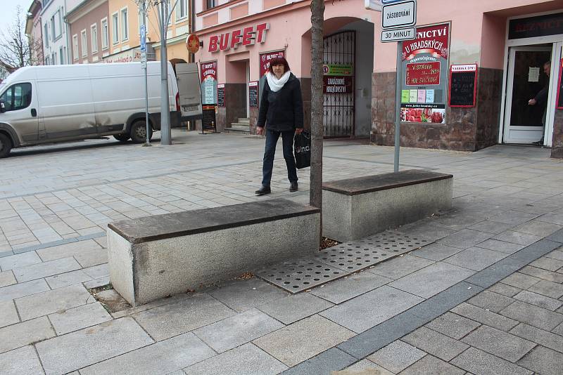 Bloky na velkém náměstí. Budou na ně osazeny lavičky, které už fungují na autobusovém nádraží.