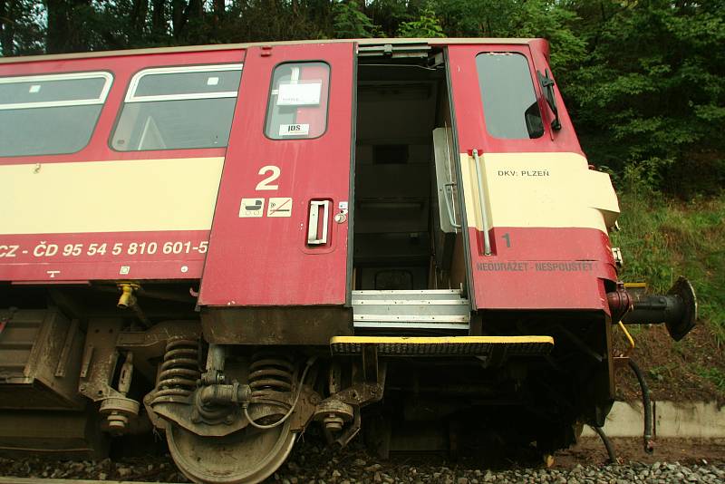U obce Nišovice v neděli 27. srpna 2017 kolem 16. hodiny vykolejil osobní vlak, který najel na přejezdu do sesuvu půdy po silné průtrži mračen.