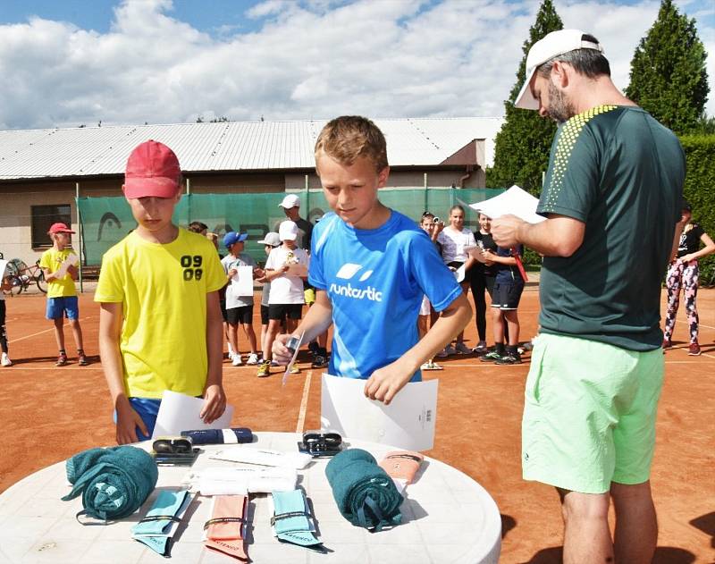 Strakoničtí tenisté uspořádali kemp pro mladé naděje.