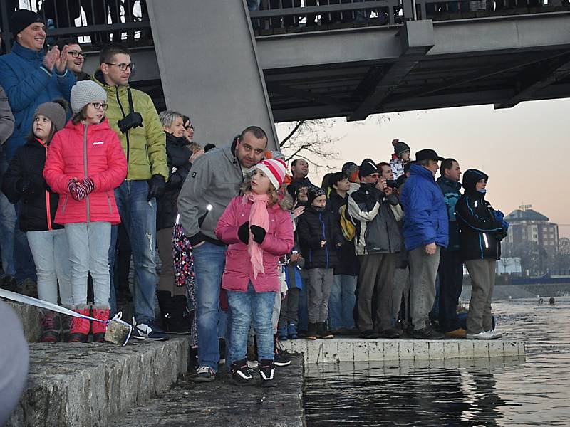 Otužilci u strakonického hradu.