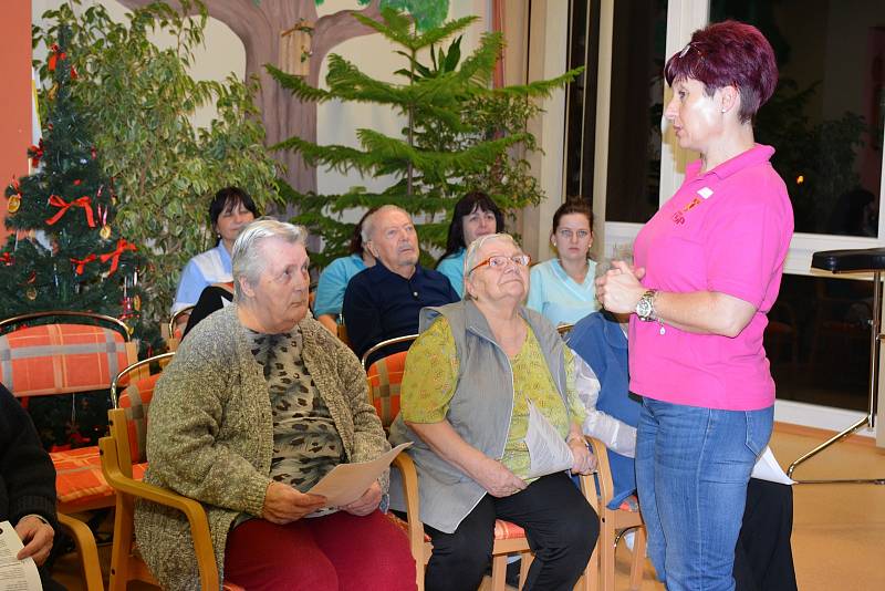 Ke společnému zpívání vánočních koled se sešli zaměstnanci se svými klienty Seniorského domu ve Vodňanech.
