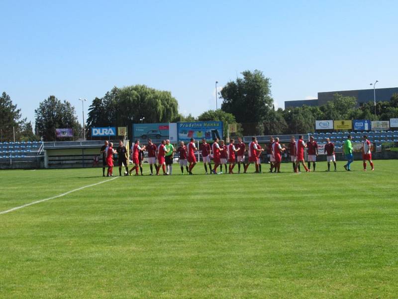 Pro Jakoubka hrály fotbal i výběry fanoušků Slávie a Sparty Praha.