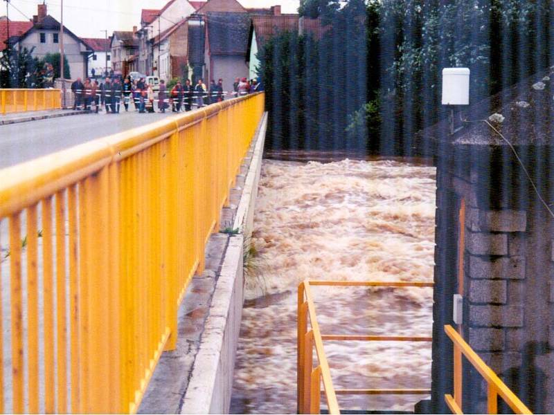 Momentka z povodní v roce 2002 v Katovicích.