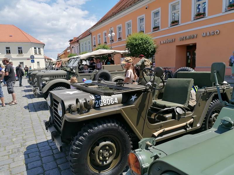 Výstava historických vozidel ve Vodňanech.