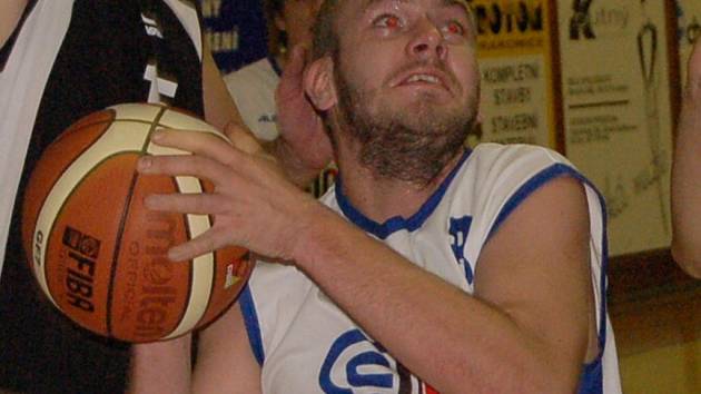 Basketbalisté Strakonic budou chtít Mostu i Karlovým Varům vrátit porážky z prvních vzájemných zápasů. Jan Kraml (na snímku) nastřílel zmiňovaným soupeřům dohromady 15 bodů.