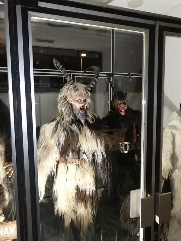 Tyto masky a kostýmy krampusáků můžete ve Vodňanech vidět do konce února.