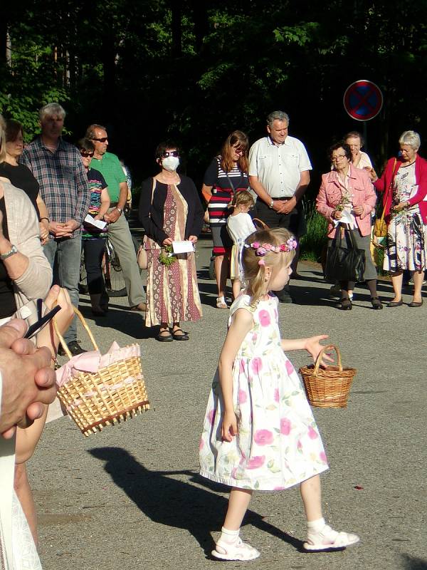 Oslava svátku Božího těla spojená s eucharistickým průvodem.