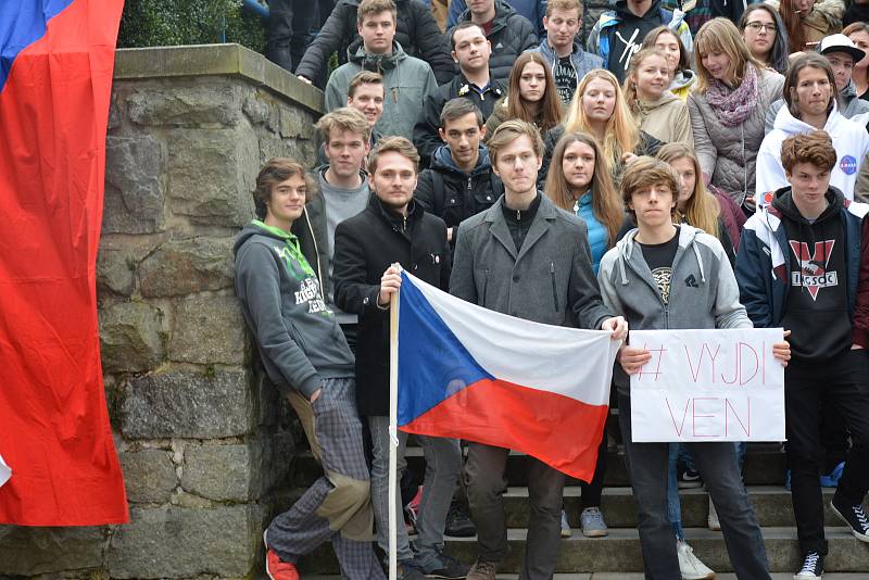 Studenti z Vyšší odborné a Střední průmyslové školy ve Volyni při akci Vyjdi ven!