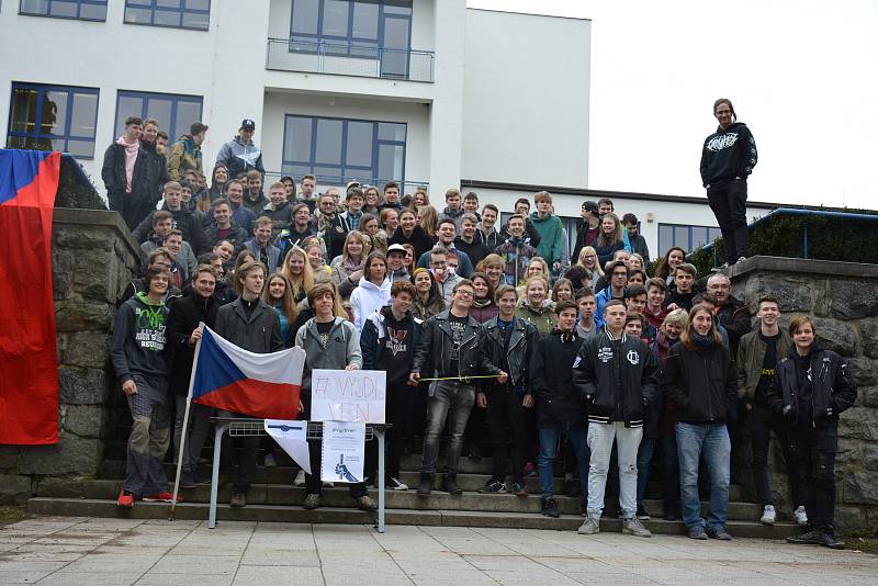 Studenti z Vyšší odborné a Střední průmyslové školy ve Volyni při akci Vyjdi ven!