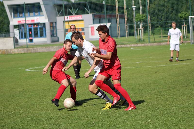 Hokejisté HC Strakonice (červené dresy) si na závěr letní přípravy zahráli fotbálek proti Sokolu Cehnice (1:5).