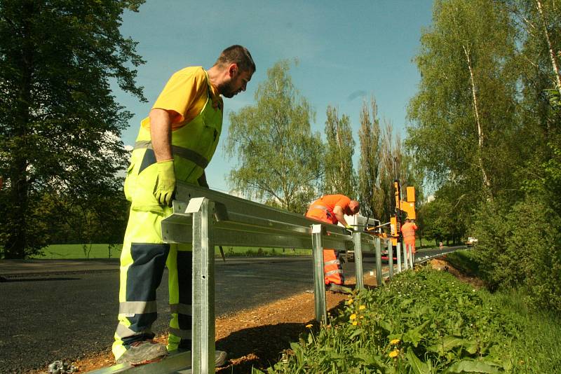 Mezi Blatnou a Tchořovicemi dochází na instalaci svodidel.