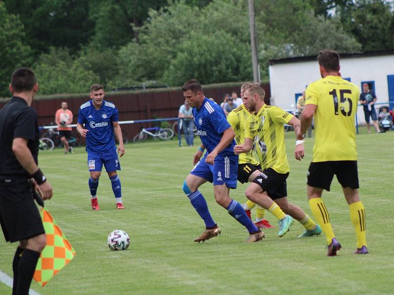 Fotbalová divize: Otava Katovice - Robstav Přeštice 1:2 (0:0).