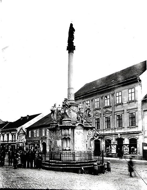 Foto č. 6 - Velké náměstí, živý záběr s Mariánským sloupem.