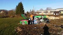 Řidič vozu audi zřejmě kvůli oslnění sluncem přehlédl výstražná světla na kolejích u Čejetic a vjel před projíždějící vlak. Nehoda se stala v roce 2018.