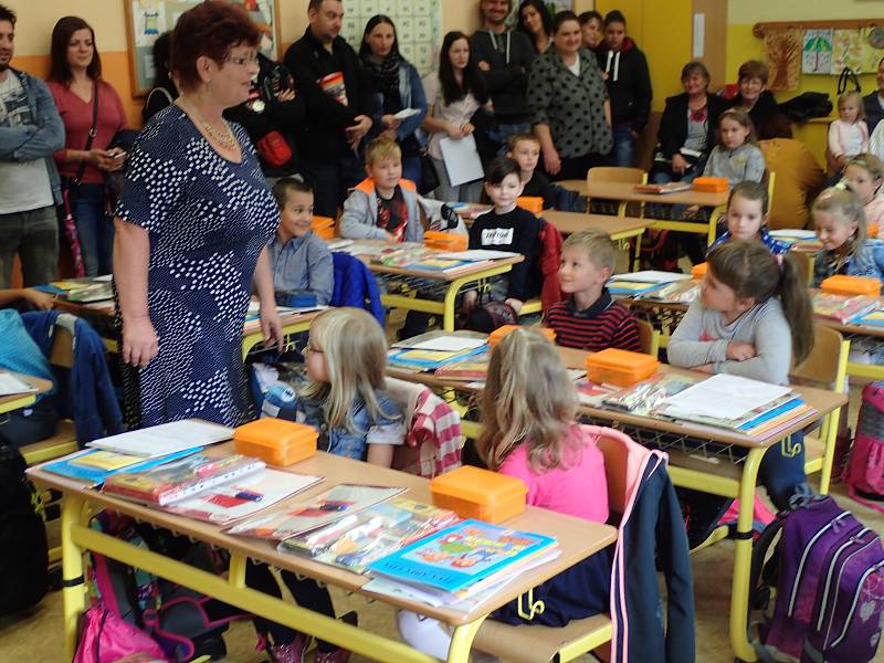 Fotografie prvňáčků ze třídy 1.A a 1.B ze Základní školy a Gymnázia Vodňany, budova Alešova.