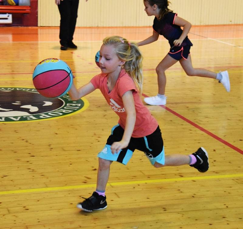 Nejmenší baskeťačky ze Strakonic vyrazily ve středu na soustředění.