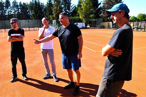 Strakoničtí tenisté převzali nově zrekonstruované antukové kurty. Foto: Jan Škrle