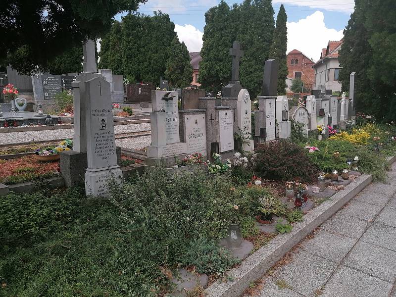 Hřbitov v Rakvicích.