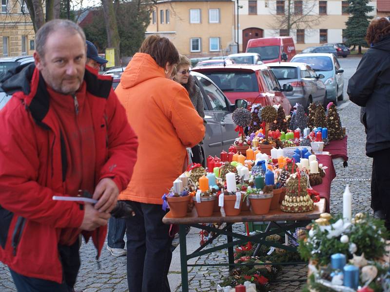 Pro rodiče trhy s nabídkou vánočního zboží a pro děti pohádka, tak vypadala nedělní adventní nálada v Radomyšli