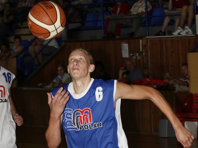 Ve druhém ročníku basketbalové exhibice E.ON utkání hvězd jihočeského basketbalu, jenž se konal o víkendu ve Strakonicích, porazili bílí modré 103:89. K vidění byly pohledné akce a smeče.