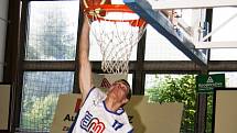 Ve druhém ročníku basketbalové exhibice E.ON utkání hvězd jihočeského basketbalu, jenž se konal o víkendu ve Strakonicích, porazili bílí modré 103:89. K vidění byly pohledné akce a smeče.