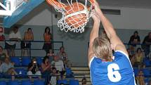 Ve druhém ročníku basketbalové exhibice E.ON utkání hvězd jihočeského basketbalu, jenž se konal o víkendu ve Strakonicích, porazili bílí modré 103:89. K vidění byly pohledné akce a smeče.